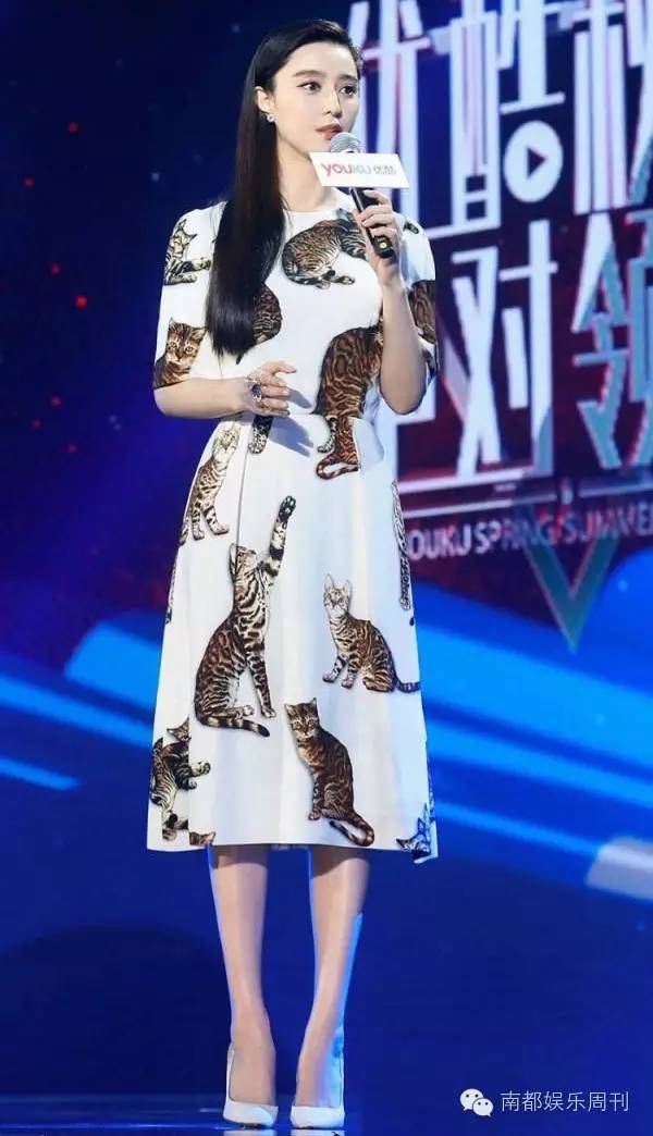 杨紫赵丽颖机场撞衫,杨紫周冬雨影后对比