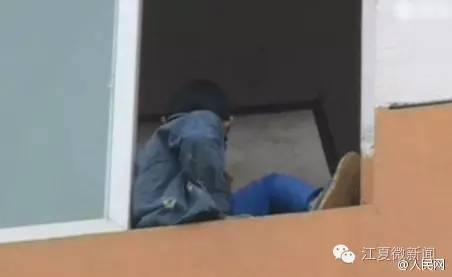 纸坊一饭店私售潲水被罚款2000元｜香烟突然爆炸，男子被震成……