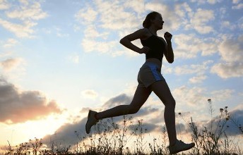 后背起红扁疙瘩还痒痒是什么原因,后背起大扁红色疙瘩怎么回事