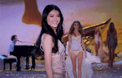 没看现场不要紧！用海量美图告诉你今年维密秀长腿美胸都这样玩