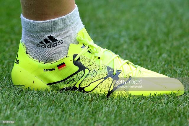 阿迪达斯足球球鞋测评,足球鞋选择nike还是阿迪达斯