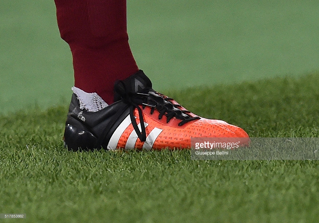 阿迪达斯足球球鞋测评,足球鞋选择nike还是阿迪达斯