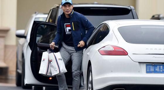 一双双臭脚丫子，*辱侮**了豪车