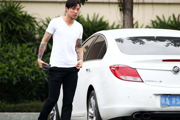 一双双臭脚丫子，*辱侮**了豪车