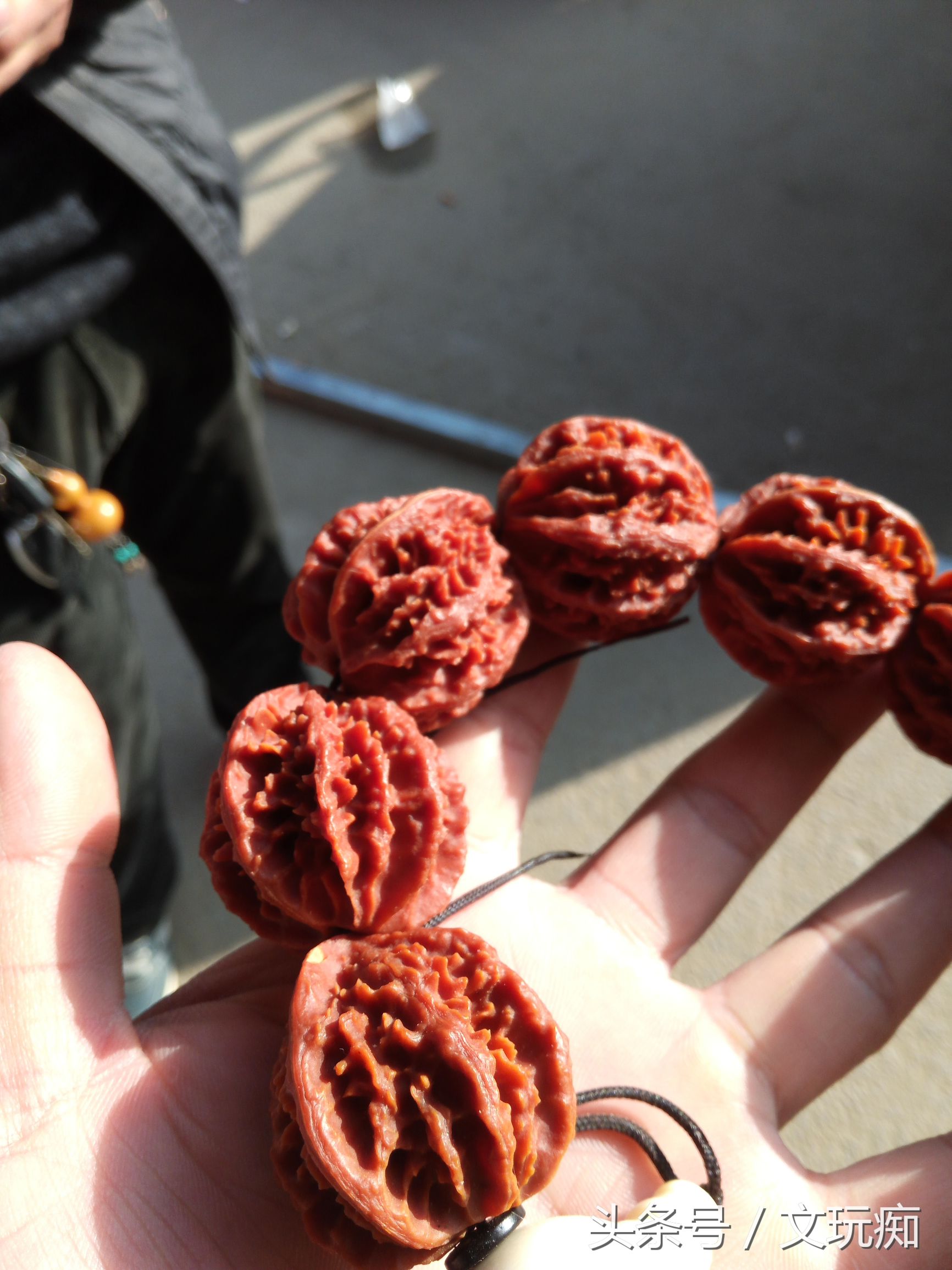 文玩核桃蛤蟆头手串,文玩市场淘核桃手串