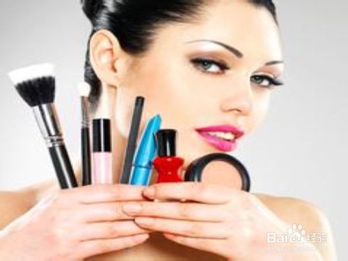 外国小哥直播毁掉女友的化妆品,怎么样毁掉一个女生