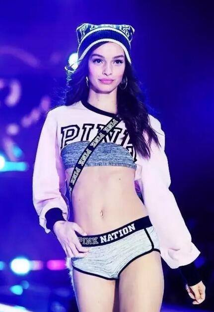 没看现场不要紧！用海量美图告诉你今年维密秀长腿美胸都这样玩