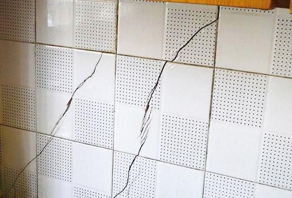 卫生间墙面瓷砖掉瓷如何补救,卫生间瓷砖破损渗水