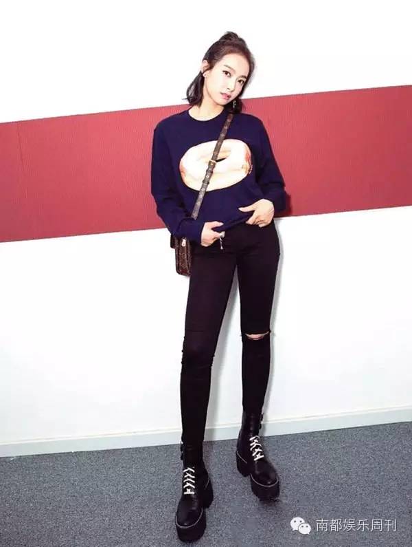 杨紫赵丽颖机场撞衫,杨紫周冬雨影后对比