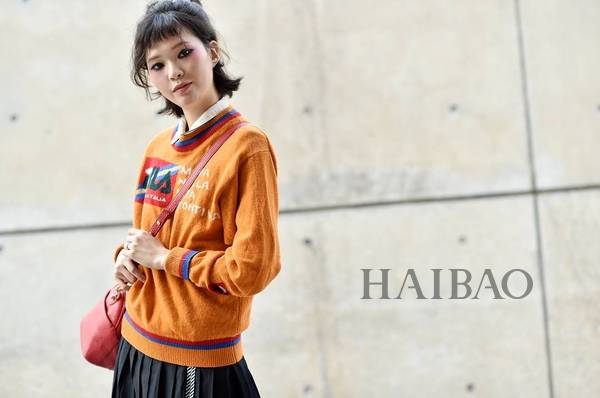 你眼中的基本款毛衣,谁实话还是挺重要的!街拍打卡,原来人人都爱穿这样的毛衣……