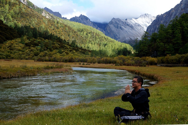 佩服自己，我在亚丁冒雨溯溪央迈勇到牛奶海