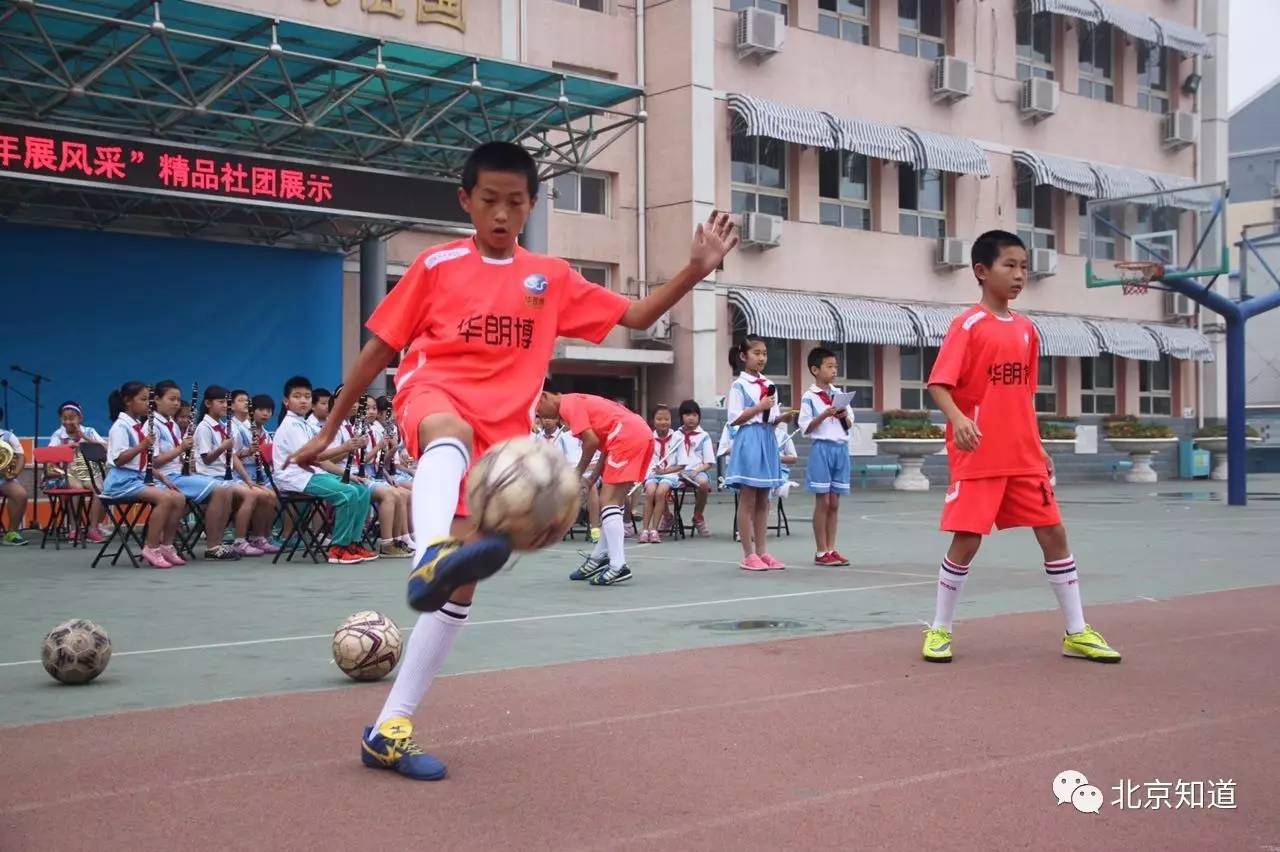 中国孩子被选到西班牙训练足球,中国小学足球队前往西班牙训练