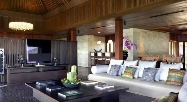 「设计师俱乐部」随意用350美元的碟子盛载食物，披上3500美元浴袍的奢华酒店，你感受过了吗？