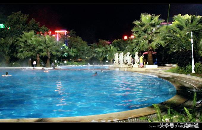 夜色下的罗茨温泉，看着养眼，泡着安逸