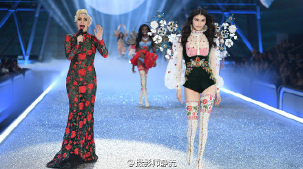 没看现场不要紧！用海量美图告诉你今年维密秀长腿美胸都这样玩