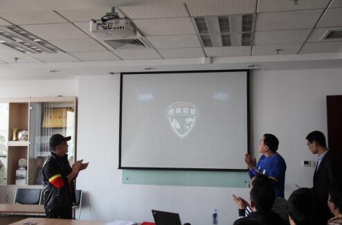 鍑嫳鍚埅澶у鐢熻冻鐞冮槦,鎭鸿嫳棣栧彂