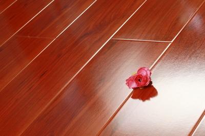 地板受潮严重怎么解决,地板受潮解决办法