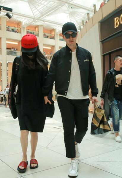 angelababy穿露脐装现身机场,angelababy出席活动穿粉红高跟鞋