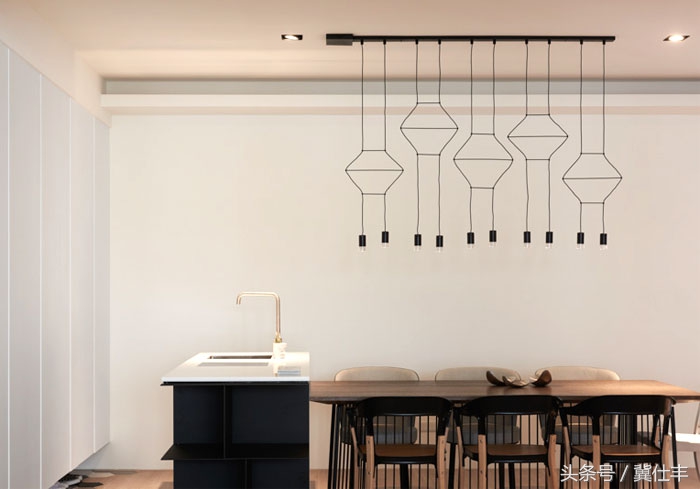 电视墙原来还可以这样：电视机内嵌，轻松看投影，不再是难题