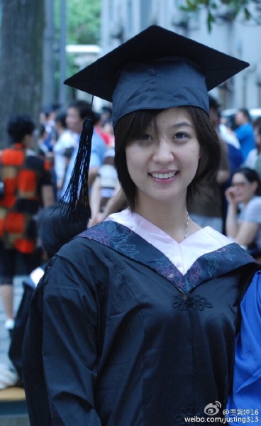 她被不少球迷认为是“中超女神”，不经意间江苏女记者走红球迷圈