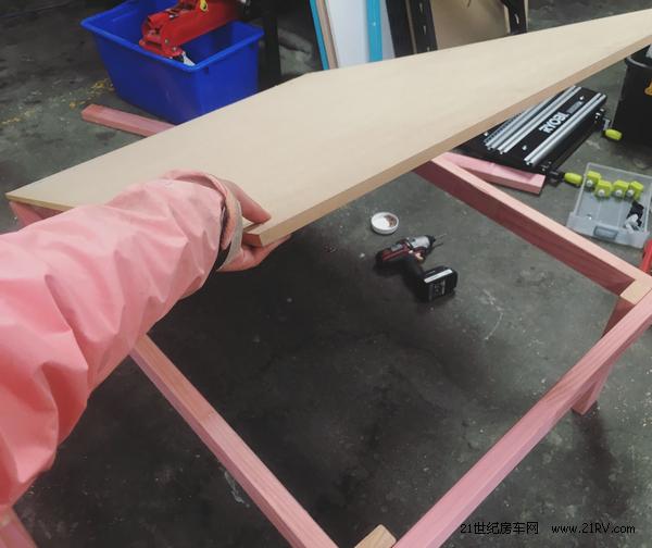 四川夫妻自改房车旅行,成都妹子环游世界