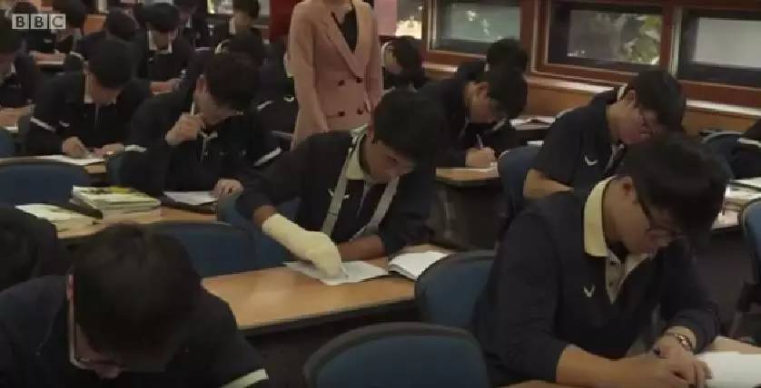 被中国老师虐完后，BBC又带腐国学生去韩国体验“魔鬼教育”了，结果……