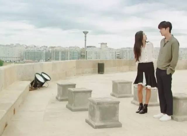 蓝色大海的传说垃圾桶捡衣服,全智贤蓝色大海同款包