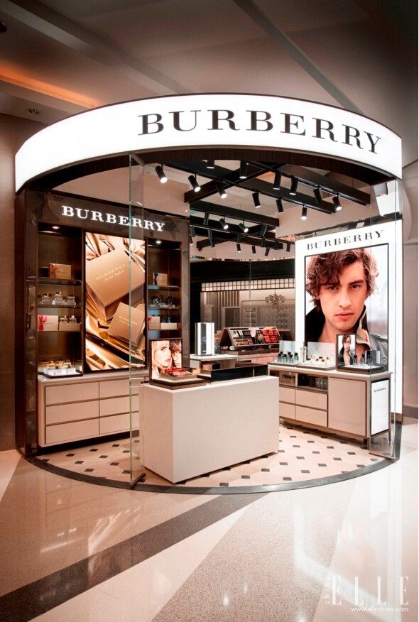 BURBERRY上海来福士美妆柜台全新开幕，与您共享流金亮彩