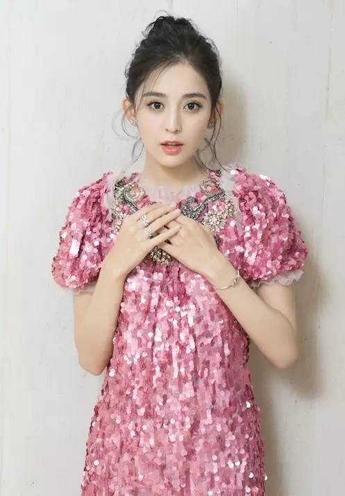 蓝色大海的传说垃圾桶捡衣服,全智贤蓝色大海同款包