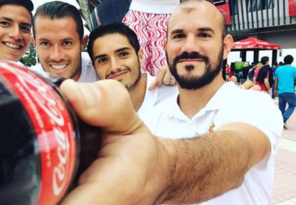 可口可乐“自拍瓶”被玩疯!玩转每次营销,大公司也不忘创新!