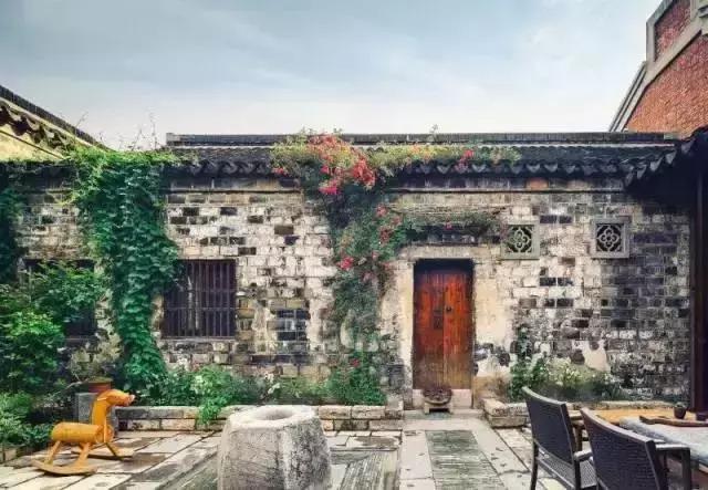 胡守连的“花迹酒店”