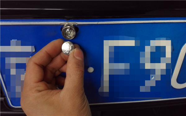 怎么安装车牌螺丝螺帽视频,怎么安装车牌新能源