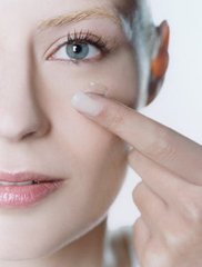 眼睛戴隐形眼镜酸涩睁不开眼,戴隐形眼镜感觉眼睛酸涩用什么药