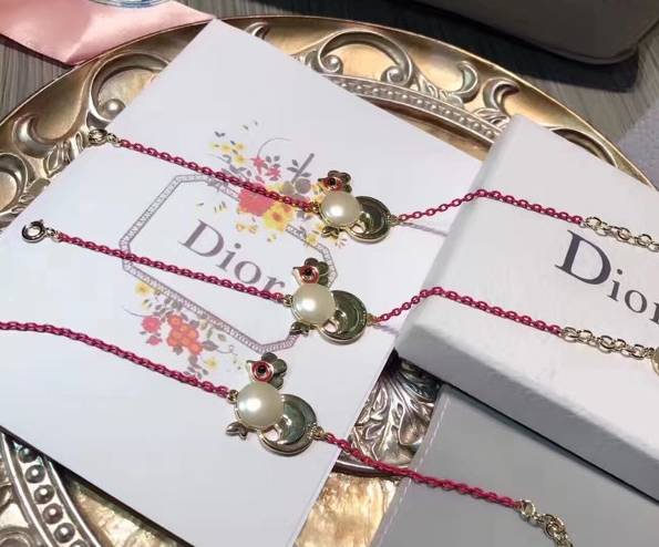 奢侈大牌推出鸡年限量款，谁敢送我就封杀他！只因风格太诡异