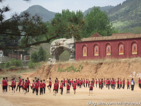 河南登封塔沟武校万人表演直播,河南郑州登封塔沟武术学校打山门