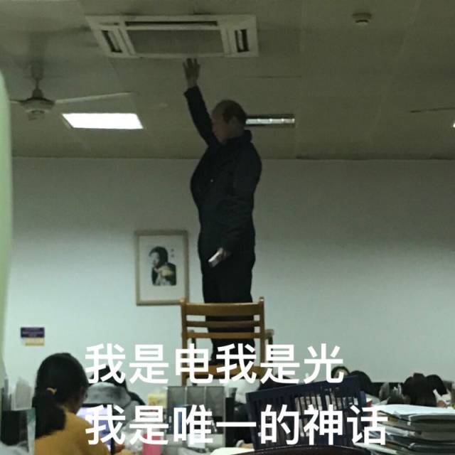 浙传图书馆方大爷要暂别我们了!考研的同学特意买了花为他送行