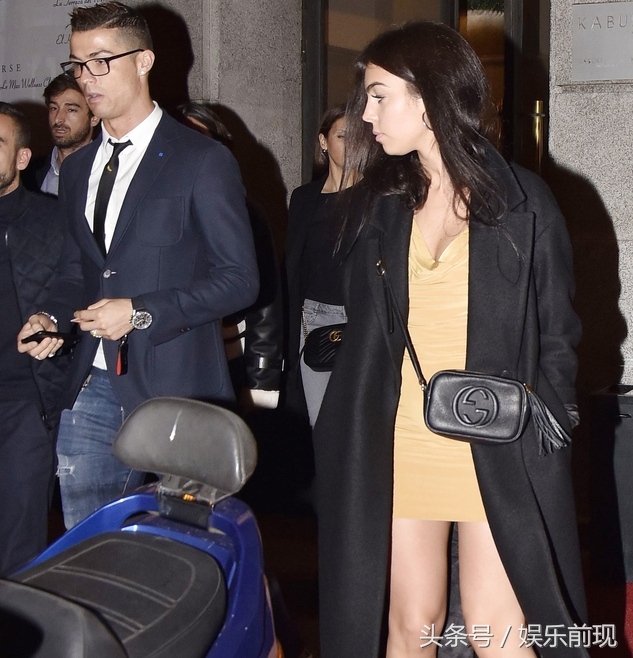 c罗戴眼镜女球童,c罗戴眼镜图片