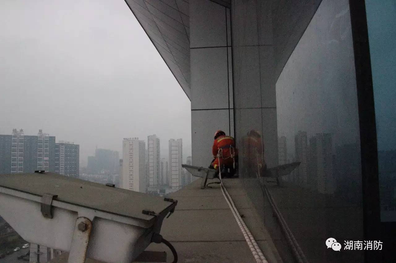 「新闻多看点」|湘西自治州一男子男子60米高楼欲轻生湖南消防成功救援……