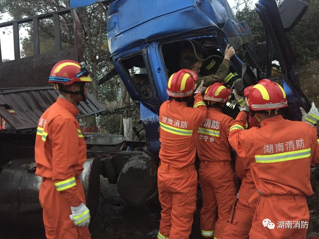 「新闻多看点」|湘西自治州一男子男子60米高楼欲轻生湖南消防成功救援……