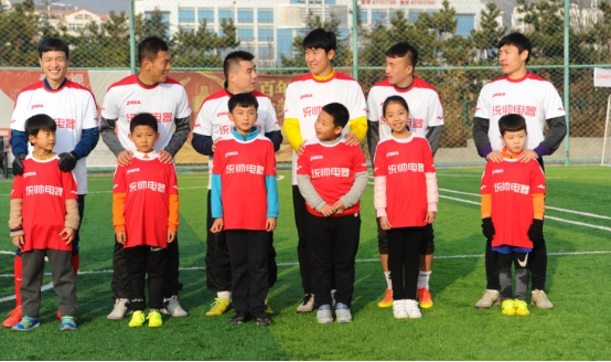 众国脚助阵统帅公益足球赛传递“绿茵梦想”