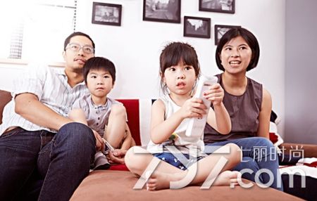 小孩看电视总是眨眼怎么回事,小孩看电视总是眨眼睛是怎么回事