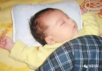 宝宝头型睡偏头了怎么调整过来,婴儿睡觉偏头怎么纠正图文