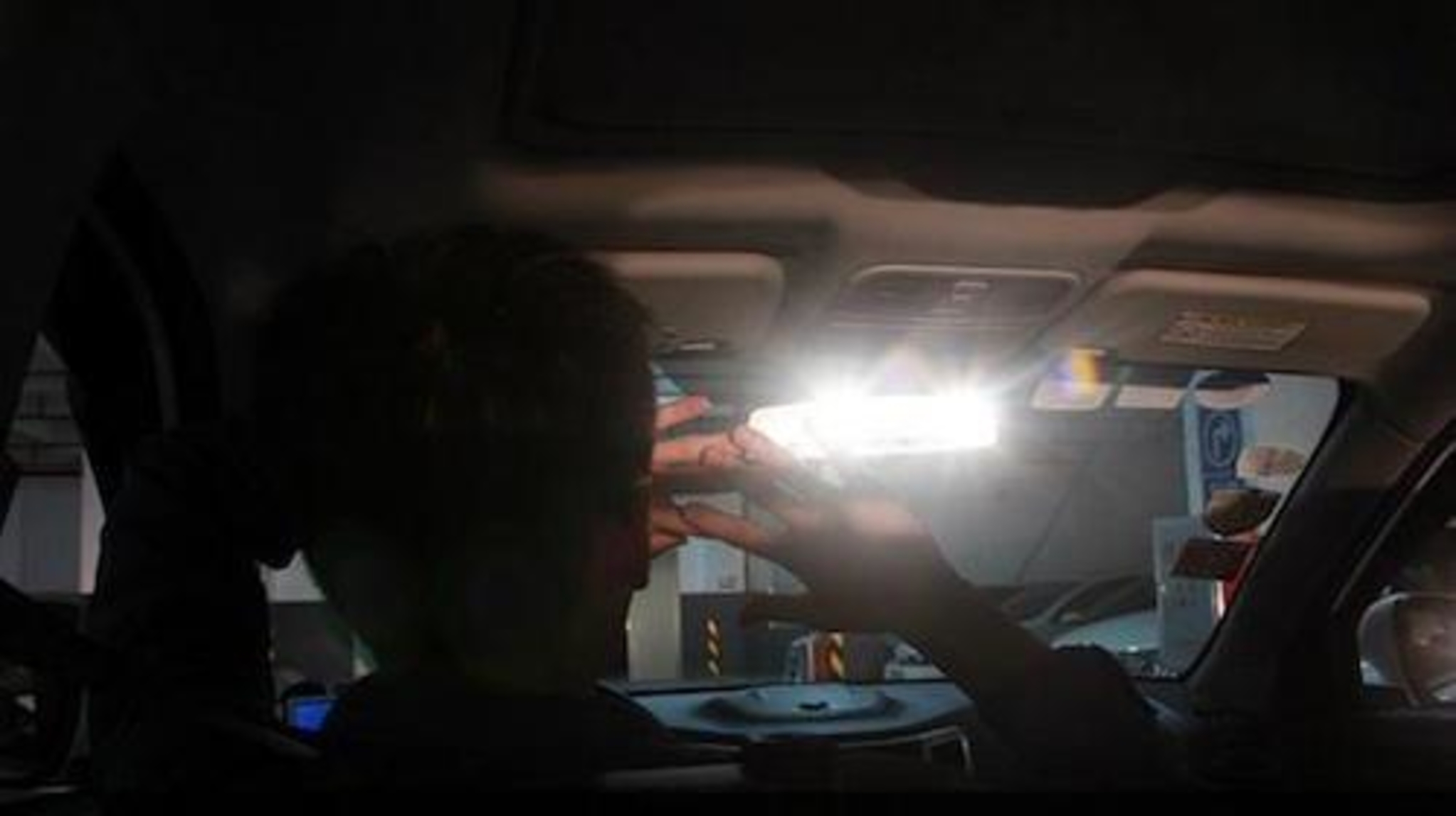 强光手电对付后车远光灯,小圆镜贴车尾对付远光狗效果如何