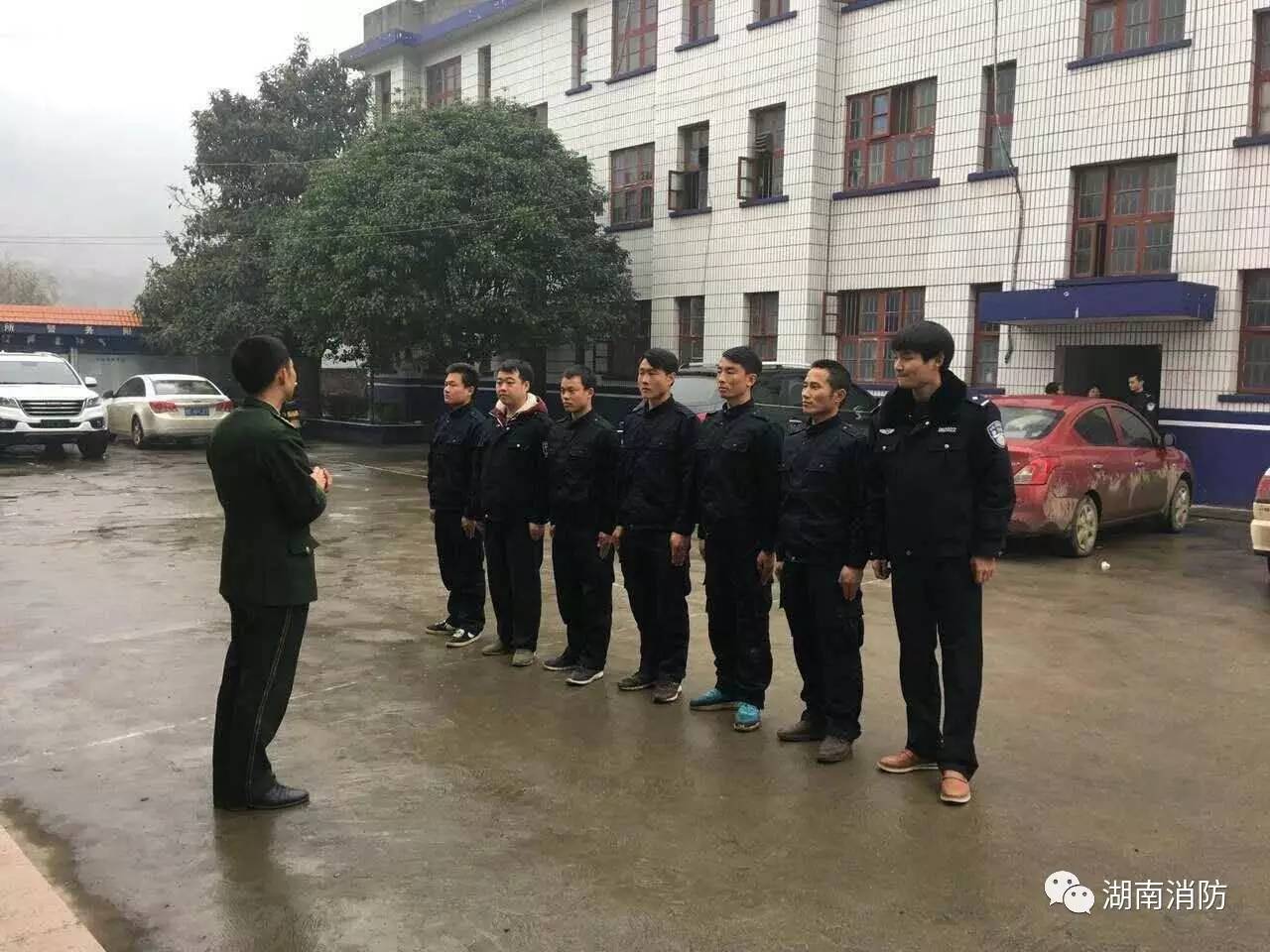 「新闻多看点」|湘西自治州一男子男子60米高楼欲轻生湖南消防成功救援……