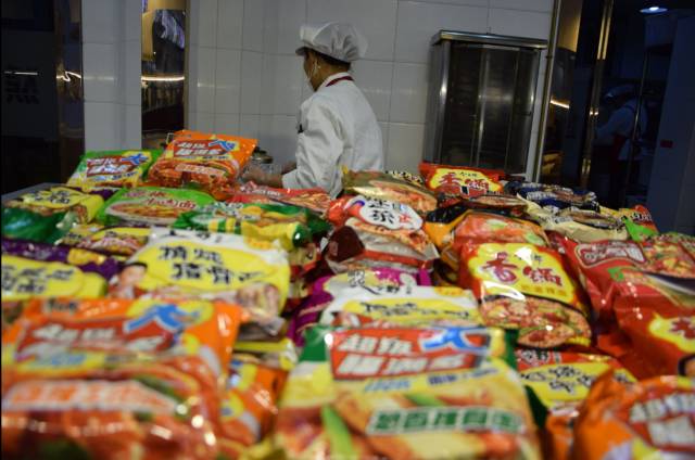 吃完食堂的第200碗饭，Ta说带我去后厨看看