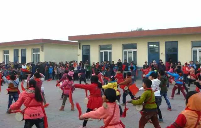 校园采风广播稿,校园风彩泥