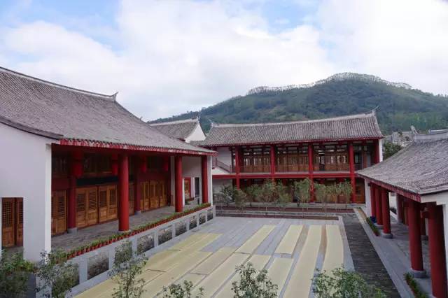 一个长得像李小龙的男人，在长泰一村子里，建了个千与千寻的奇幻世界