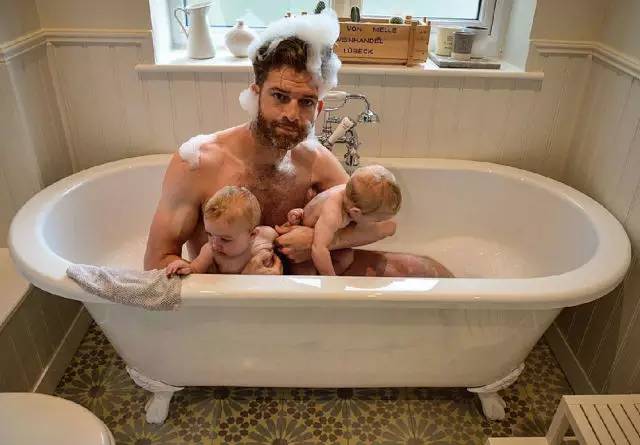 一个娃就够呛了，家有四个小公主怎么办？