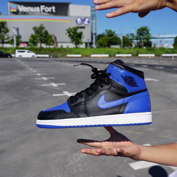 aj1为什么感觉两双鞋面不一样,aj1灰白高帮最新发售的是限量款吗