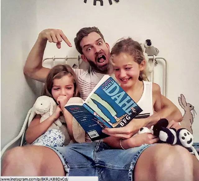 一个娃就够呛了，家有四个小公主怎么办？